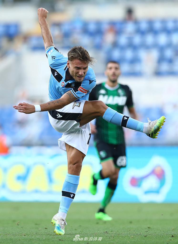 面对三人包夹防守，因莫比莱犹如困兽一般奋力护球，眼神中充满了对进球的渴望，但萨索洛的防线如同铁链般将他牢牢锁住