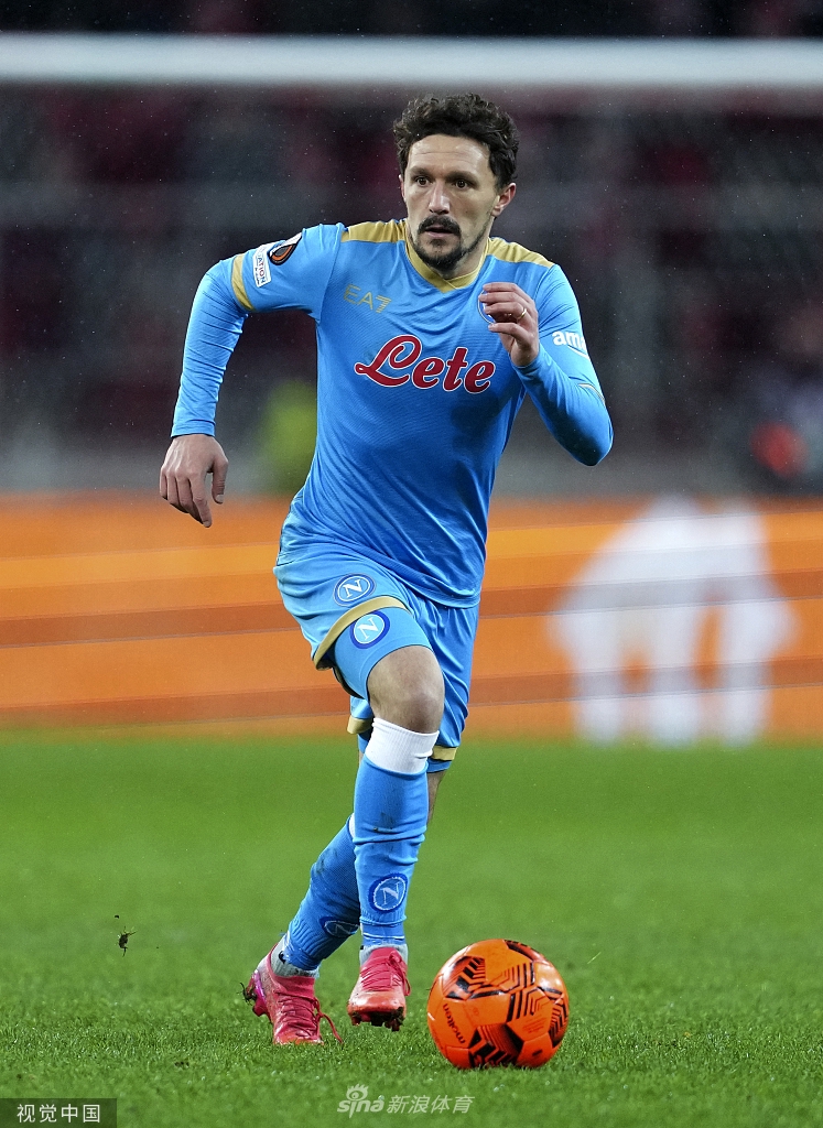 斯帕莱蒂赛后双手一摊，脸上交织着不甘与愤怒，他拒绝与对手握手的背影，如同一尊凝固在那不勒斯教练席前的悲情雕塑。