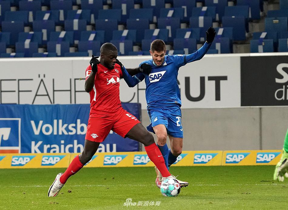 进球功臣优素福·波尔森在起脚的瞬间，身体舒展，皮球应声入网，定格了本场比赛的唯一进球。