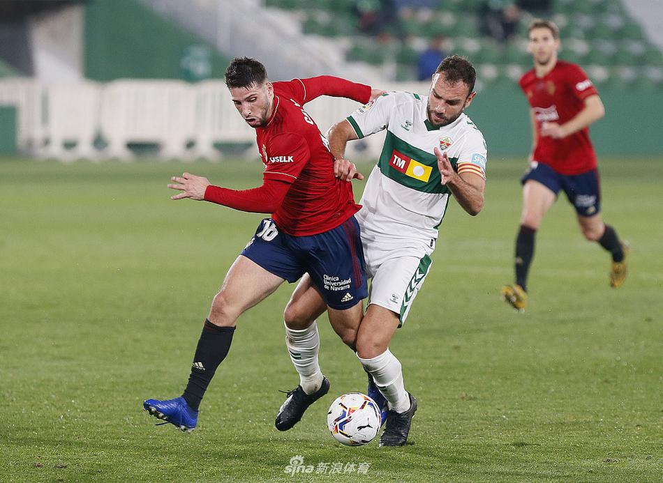 比赛结束后，双方球员在场上交错，比分牌定格在2比2，有人遗憾，有人庆幸，这张照片记录下了这场进球大战后的众生相。