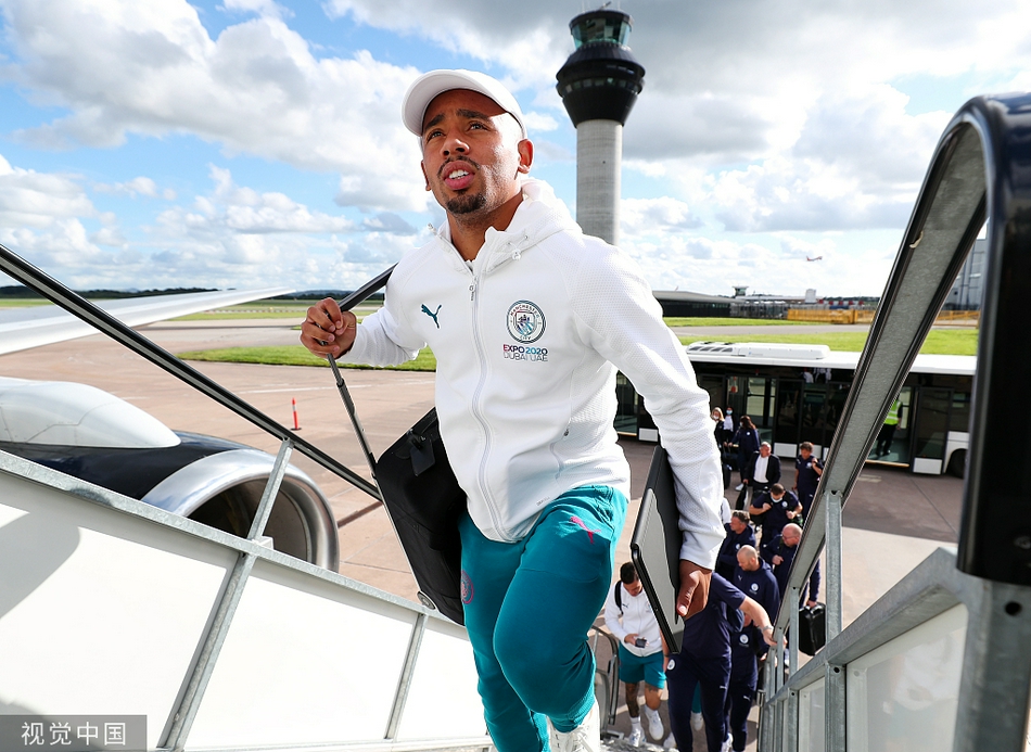 拉波尔特与鲁本·迪亚斯并肩行走，这对中卫搭档在阳光下窃窃私语，他们深知限制姆巴佩的速度需要极致的默契与协防。