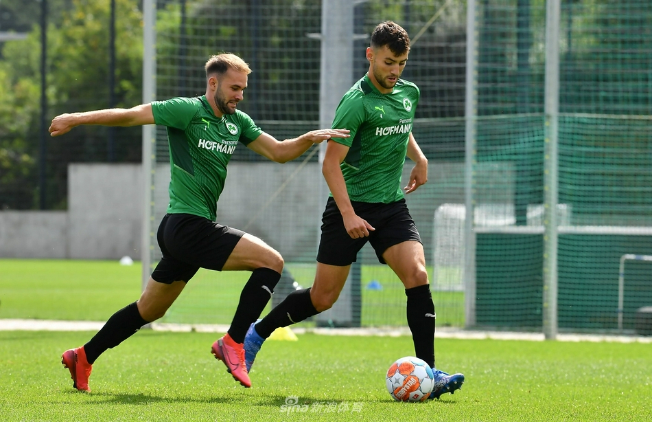在体能教练的指导下，一名菲尔特球员正在进行高强度的敏捷圈训练，他步伐灵活，专注地完成每一个动作，汗水已浸湿球衣