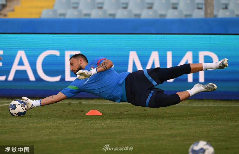 曼奇尼专注地观察着训练赛，背景是正在激烈拼抢的球员们，他仿佛一位雕塑家，在审视着自己即将成型的作品。