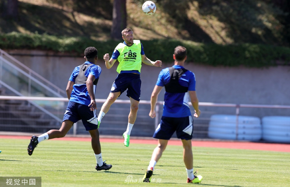 训练间隙，两名球员边补水边认真讨论刚才的跑位，展现出职业球员的专注与自我省思