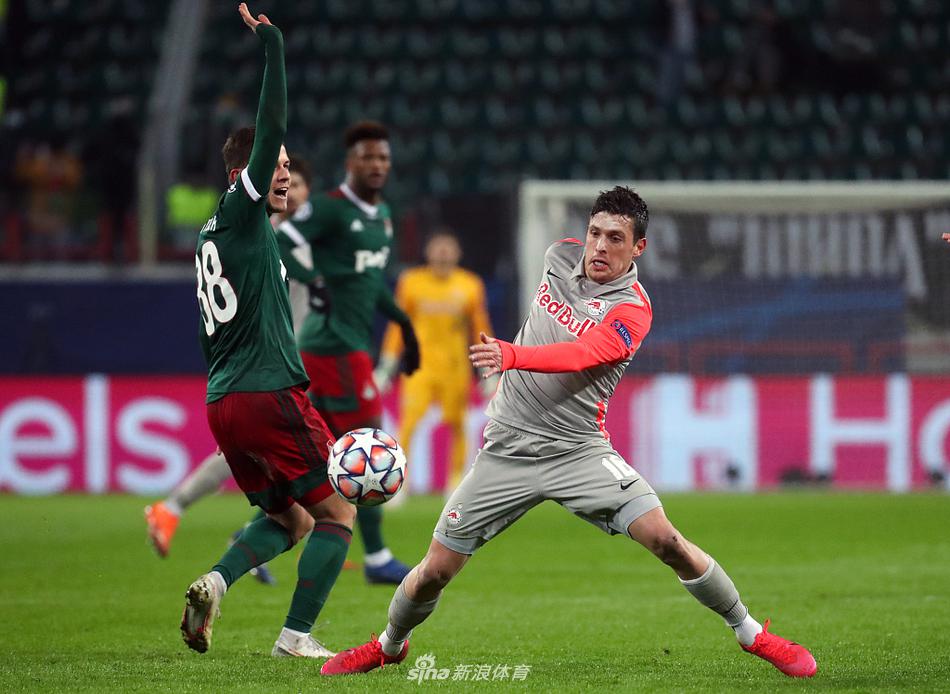 镜头捕捉到萨尔茨堡前锋贝里沙机敏的门前补射瞬间，他身旁的莫斯科火车头防守球员眼神中充满了无奈与绝望，只能目送皮球入网。