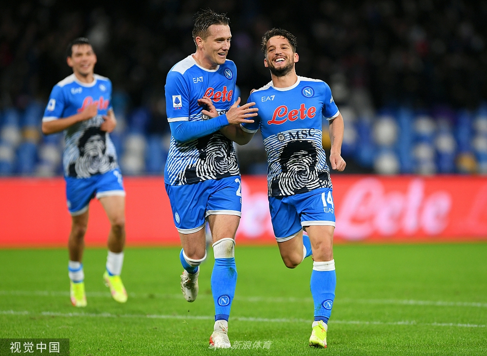 西班牙中场法比安·鲁伊斯在禁区外拔脚怒射的瞬间，皮球刚离开他的脚面，形成一道优美的弧线，直奔球门死角而去。