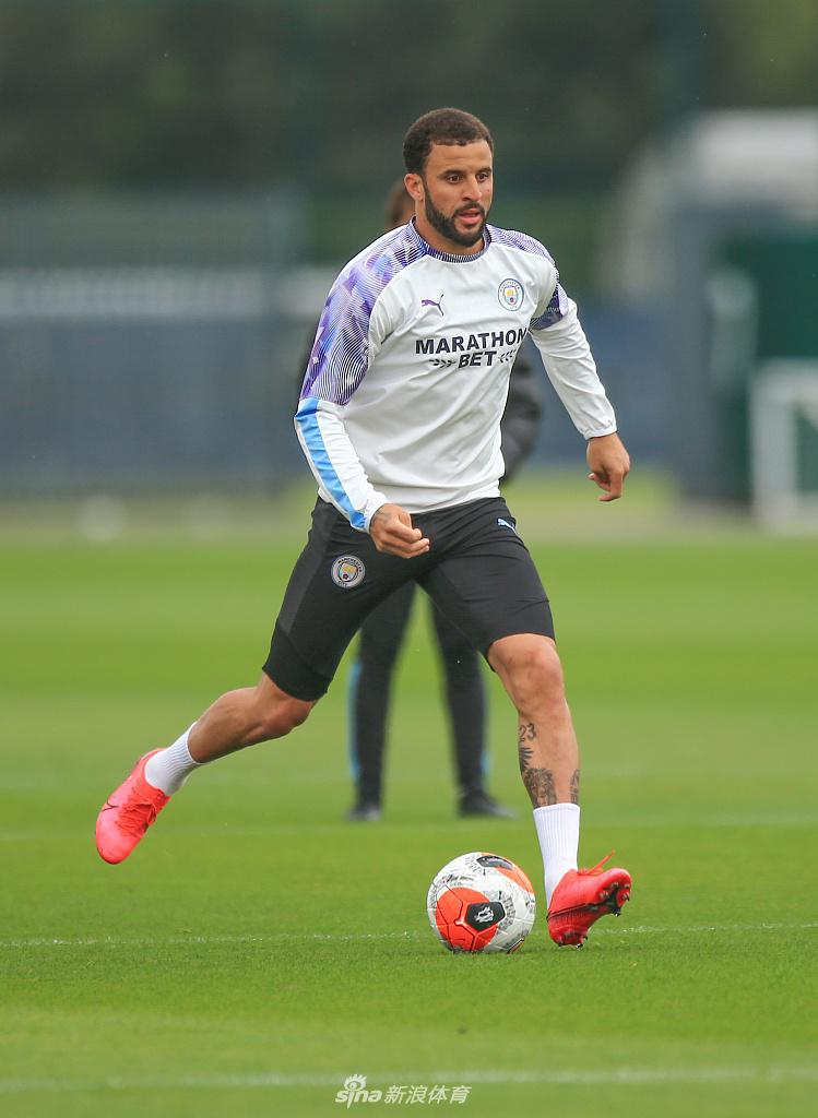 拉波尔特在训练中紧盯来球，他的伤愈复出对于曼城的后防线如同定海神针，法国中卫的强硬防守将为门将埃德森身前筑起一道可靠的屏障。
