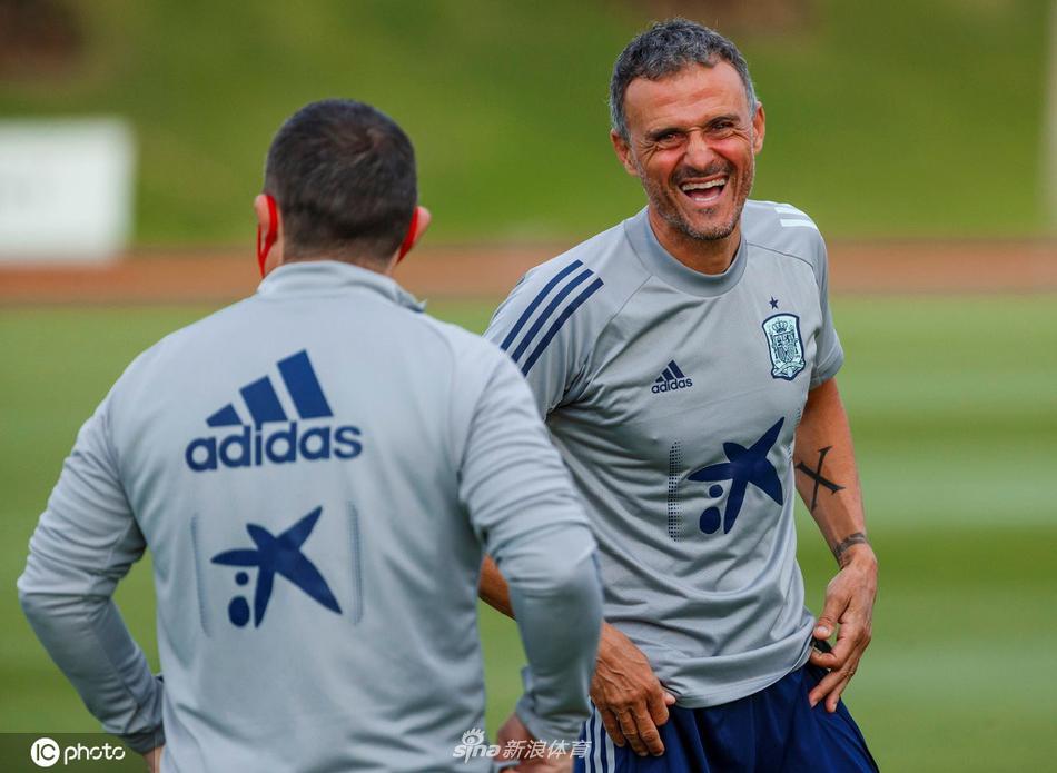 主帅恩里克双手插兜，目光如炬地注视着场上的一切，他的剪影在训练场的灯光下显得格外高大，仿佛一位运筹帷幄的雕塑家，精心雕琢着他的全新战舰。