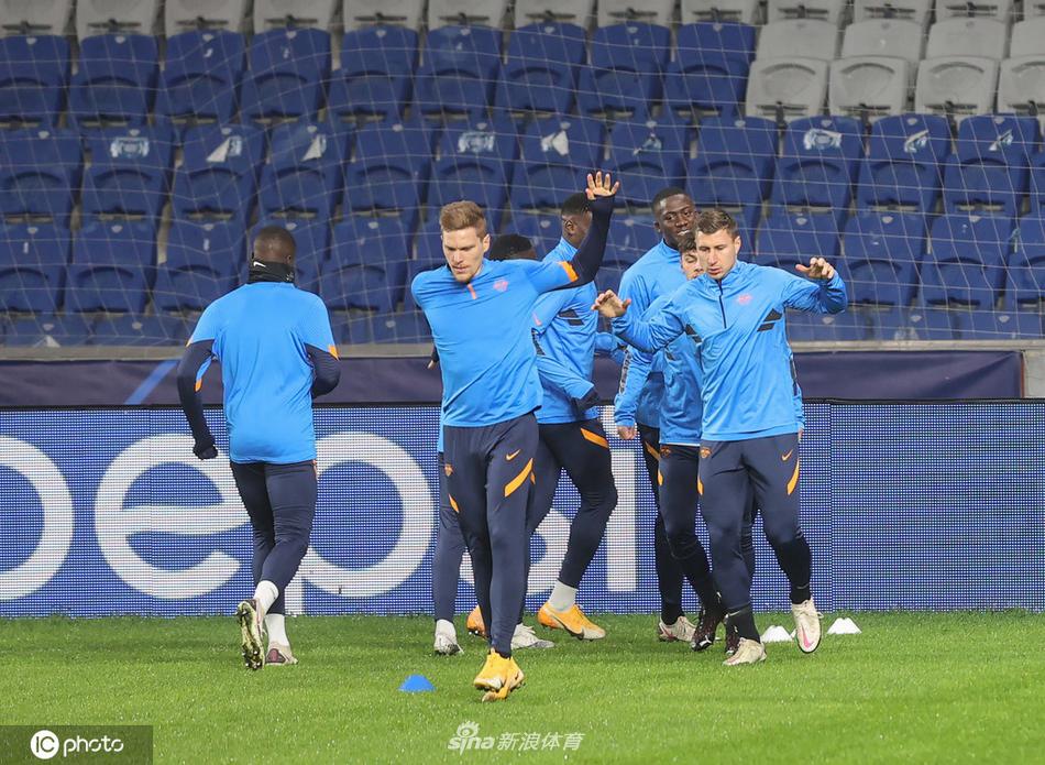 守门员正在进行极限扑救训练，他的身体在空中完全舒展，如同一张拉满的弓。教练踢出的皮球带着呼啸声直奔死角，而他指尖的方向，正是守护球队最后一道防线的信念所在。