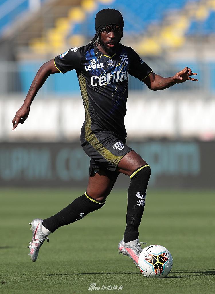 布雷西亚门将和后卫在丢球后绝望地瘫倒在草地上，双手掩面，而远处的帕尔马球员正在疯狂庆祝，形成鲜明对比