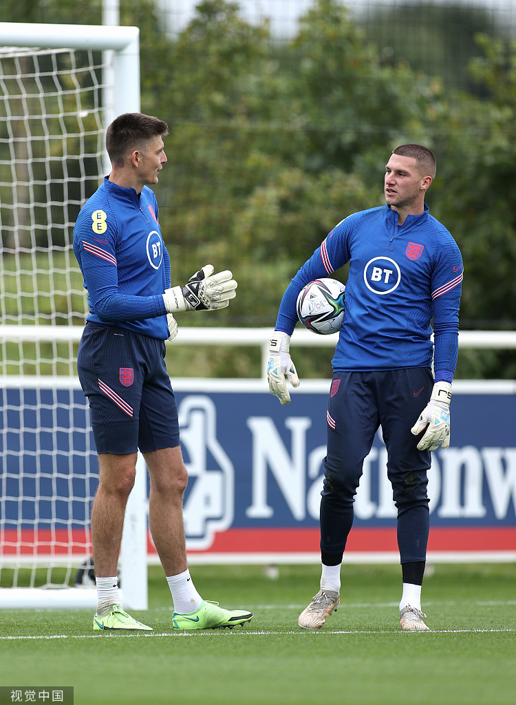 在圣乔治公园的训练场上，哈里·凯恩正完成一次势大力沉的射门。他眼神专注，身体舒展，仿佛将球场外的所有喧嚣都抛在脑后，只专注于将皮球送入网窝。
