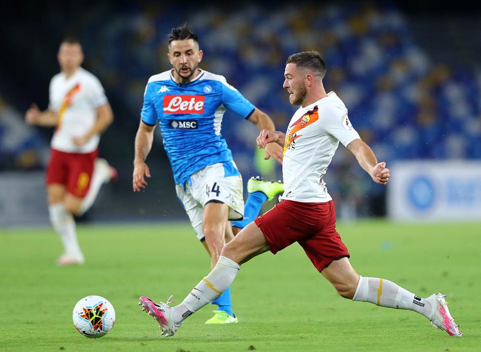 圣保罗球场的午后的阳光洒在精心修剪的草皮上，蓝白相间的角旗在微风中静静伫立，仿佛一位沉默的哨兵，等待着即将到来的激烈搏杀。