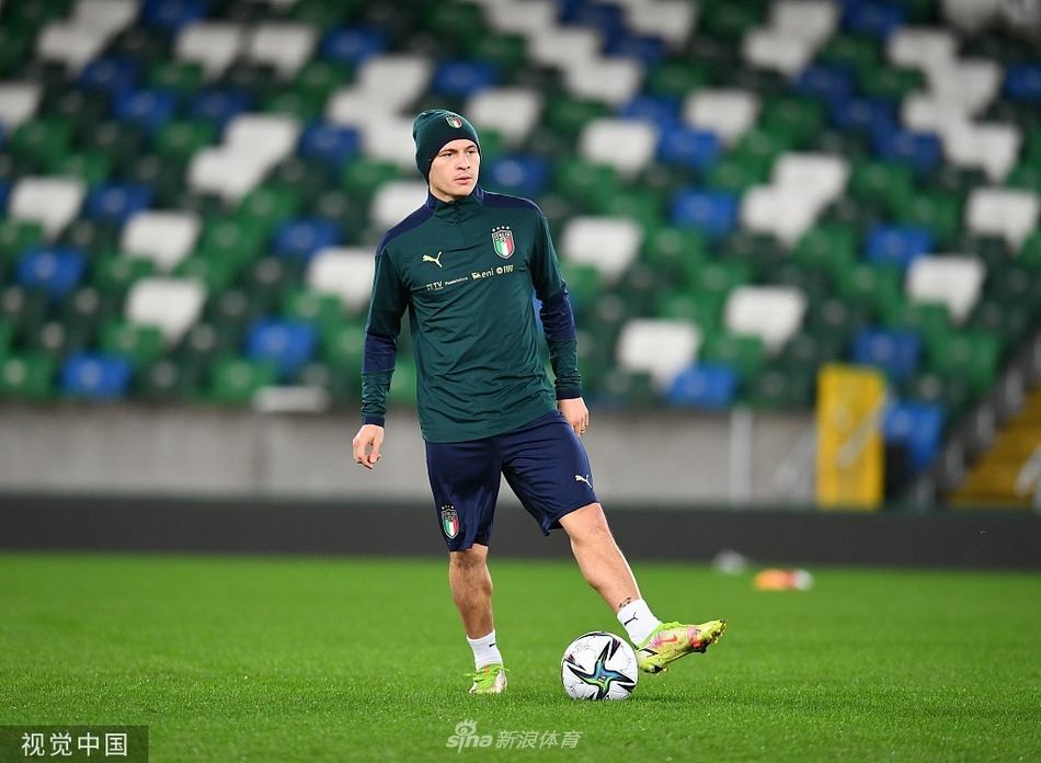 洛卡特利在训练间隙双手叉腰，头发被汗水打湿，望着远方，仿佛在思考着比赛中的跑动路线