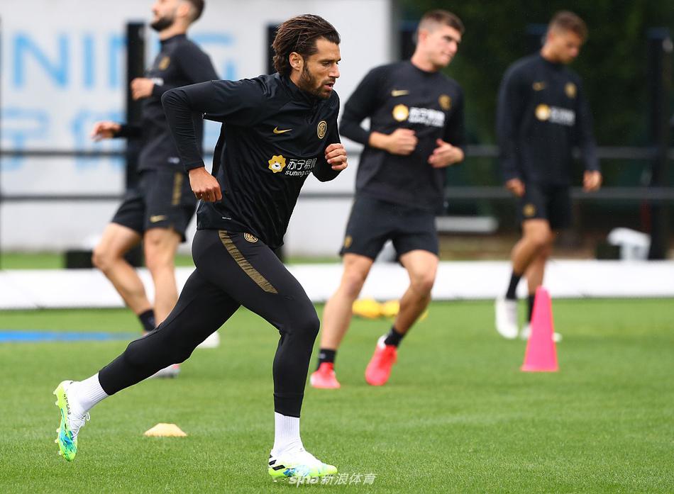 训练场上，布罗佐维奇正组织起一波攻势，他开阔的视野和精准的传球，是国际米兰由守转攻的节拍器，身边是积极跑动接应的队友。