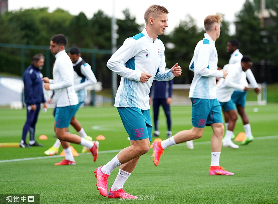 训练间隙，几位曼城队友围成一圈，肩膀搭着肩膀，眼神交汇中传递着无声的信任与鼓励，团队凝聚力的展现比任何战术都更具力量。