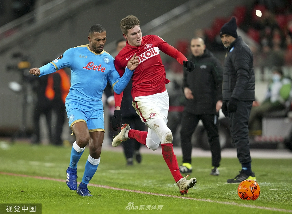 索鲍列夫在混杂着雨雪的严寒中昂首长啸，他竖起的两根手指不仅代表两个进球，更像是在向整个欧洲宣告：在这片东方的冻土上，没有什么不可能。