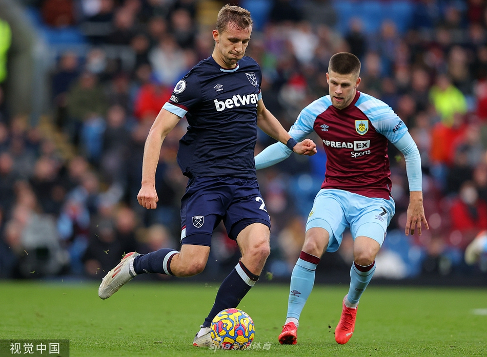 伯恩利门将尼克·波普高高跃起，单掌将西汉姆联势大力沉的头球攻门托出横梁