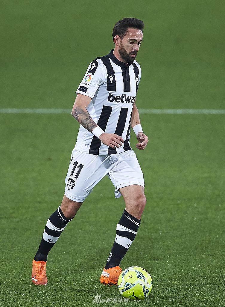 莱万特前锋马尔蒂近距离射门得分后振臂欢呼，表情充满激情与释放