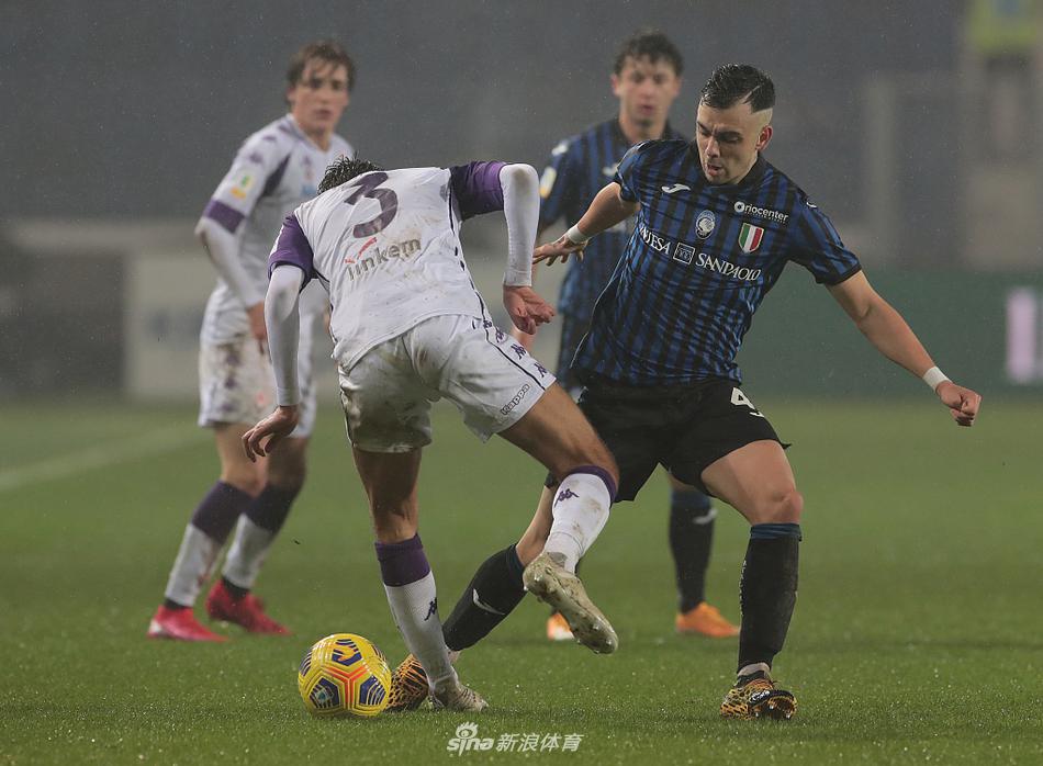 赛后的颁奖仪式上，亚特兰大青年队的队长高高举起金色的冠军奖杯，队友们在他身边跳跃欢呼，金色的纸屑从天而降，将夺冠的喜悦推向顶点。