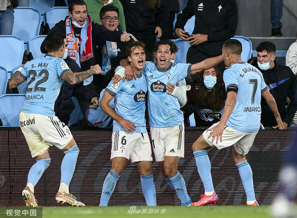 巴莱多斯球场的夜幕下，塞尔塔球员们簇拥在一起，丹尼斯·苏亚雷斯被队友团团围住，他的绝杀进球让整座球场陷入沸腾，草皮的绿色与球衣的橙色交织出胜利的狂欢。