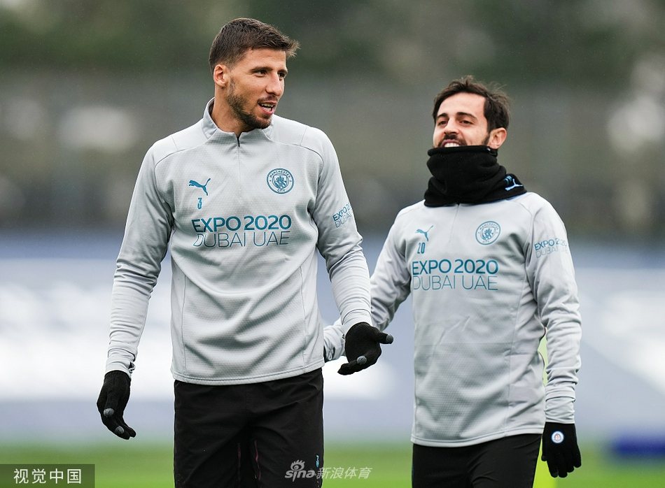 斯特林拉球转身，试图用灵活的脚步摆脱费尔南迪尼奥的纠缠，费鸟则压低重心，张开双臂保持平衡，两人的肌肉线条在对抗中清晰可见，现场气氛紧张。