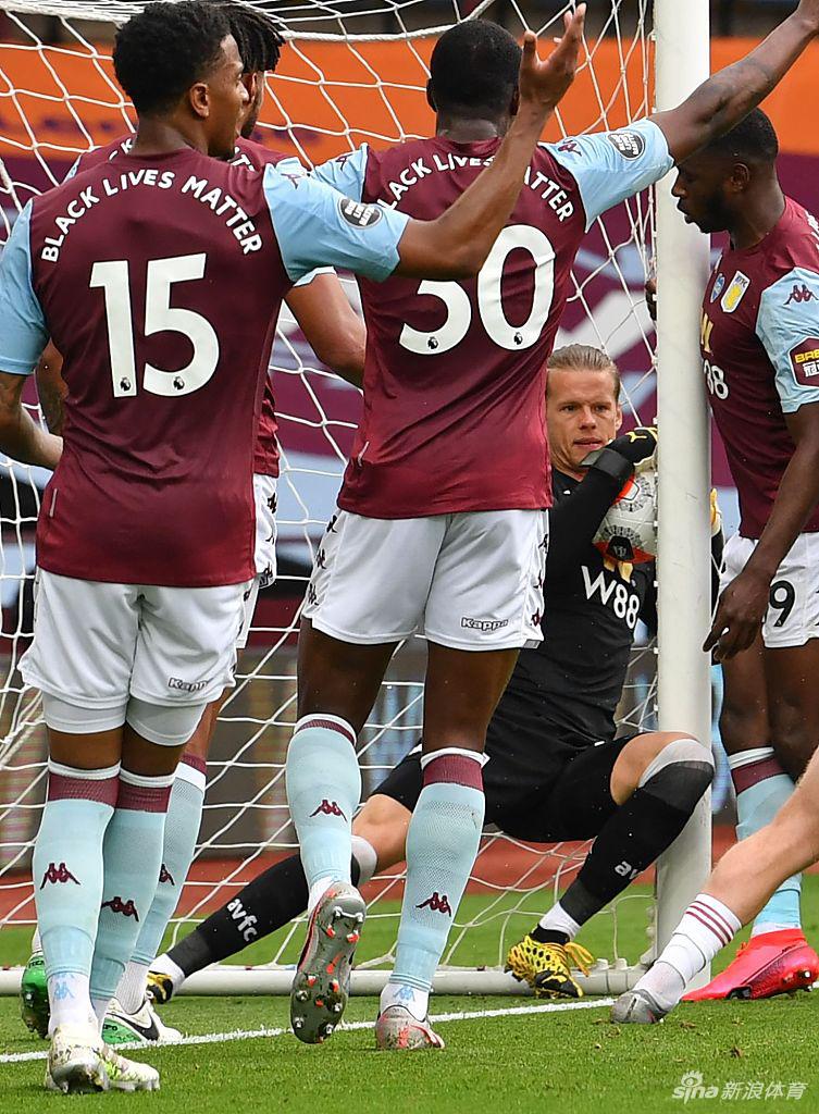 当值主裁判奥利弗面对谢菲联球员的激烈投诉，无奈地指向自己手腕上的手表，反复摇头示意自己没有接收到来自鹰眼系统的任何震动或声音提示，他脸上流露出爱莫能助的表情，成为了这场科技闹剧的注脚。