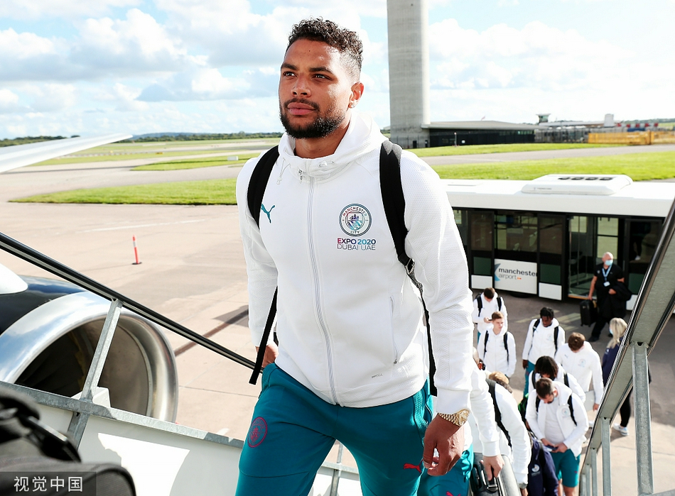 抵达法国后，斯特林面对镜头露出标志性的阳光笑容，他的轻松心态感染着周围人，仿佛在告诉球迷：压力也是动力的一部分。