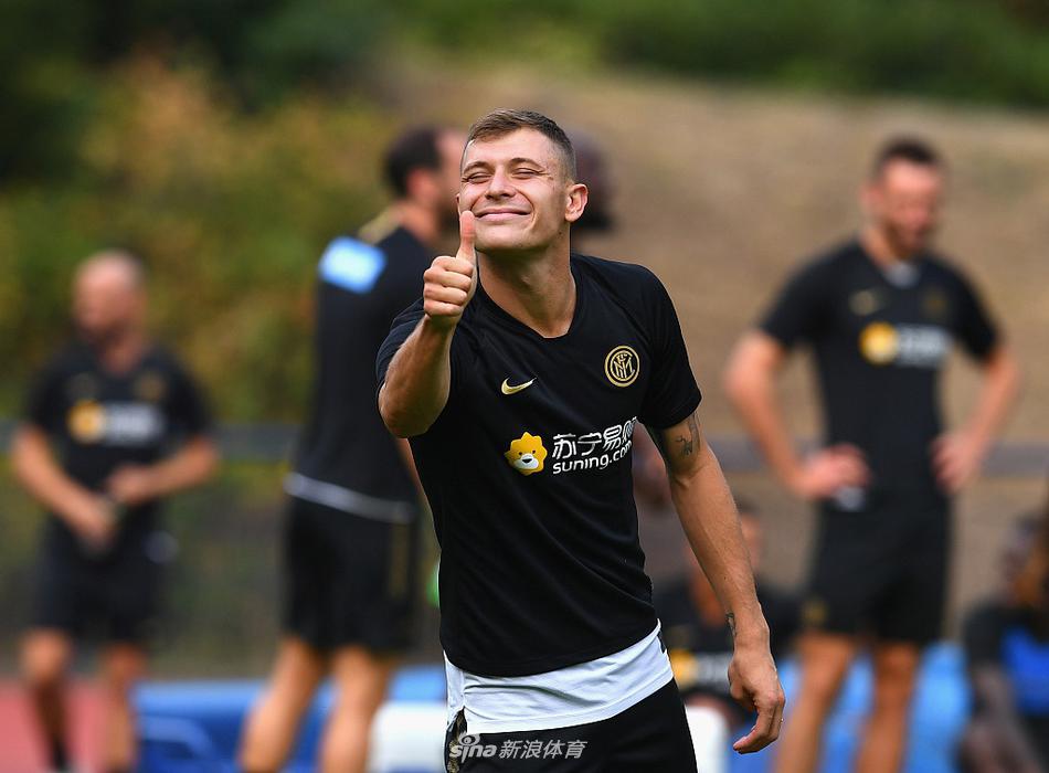 巴斯托尼在抢圈游戏中面带笑意高高跃起，舒展的身体姿态仿佛在跳一曲绿茵上的芭蕾，展现了年轻球员在高压备战下的乐观与活力。