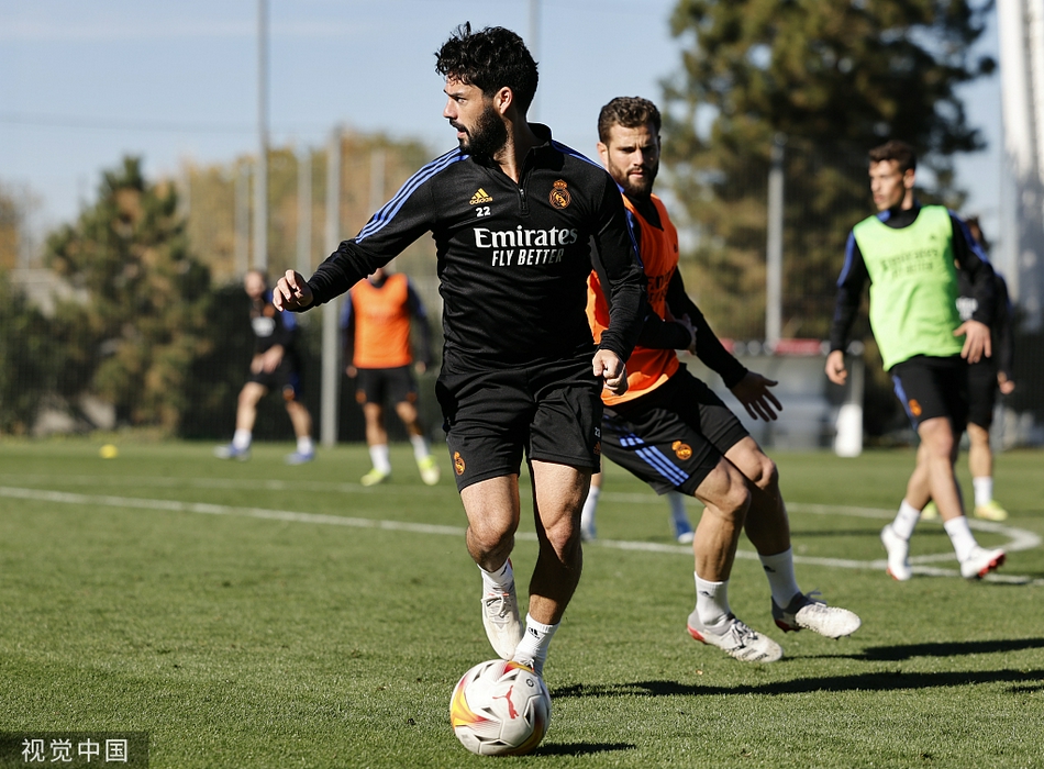 意志传承：老将马塞洛在一次拼抢中眼神坚毅，他的经验与斗志是皇马更衣室的宝贵财富。训练场上，他正用自己的行动诠释着对胜利的渴望，激励着身边的每一位队友。