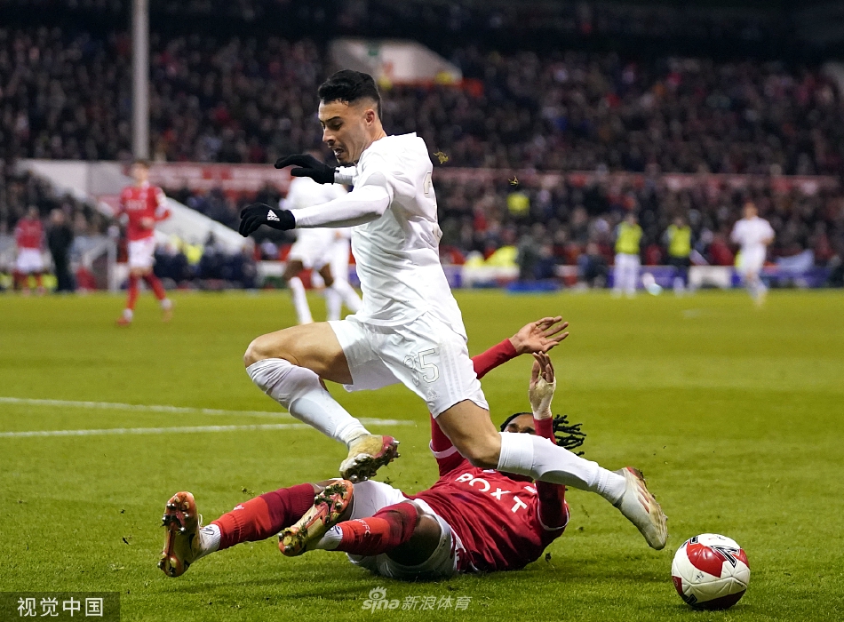 森林队进球功臣格拉班张开双臂，在主场球迷山呼海啸般的欢呼声中滑跪庆祝