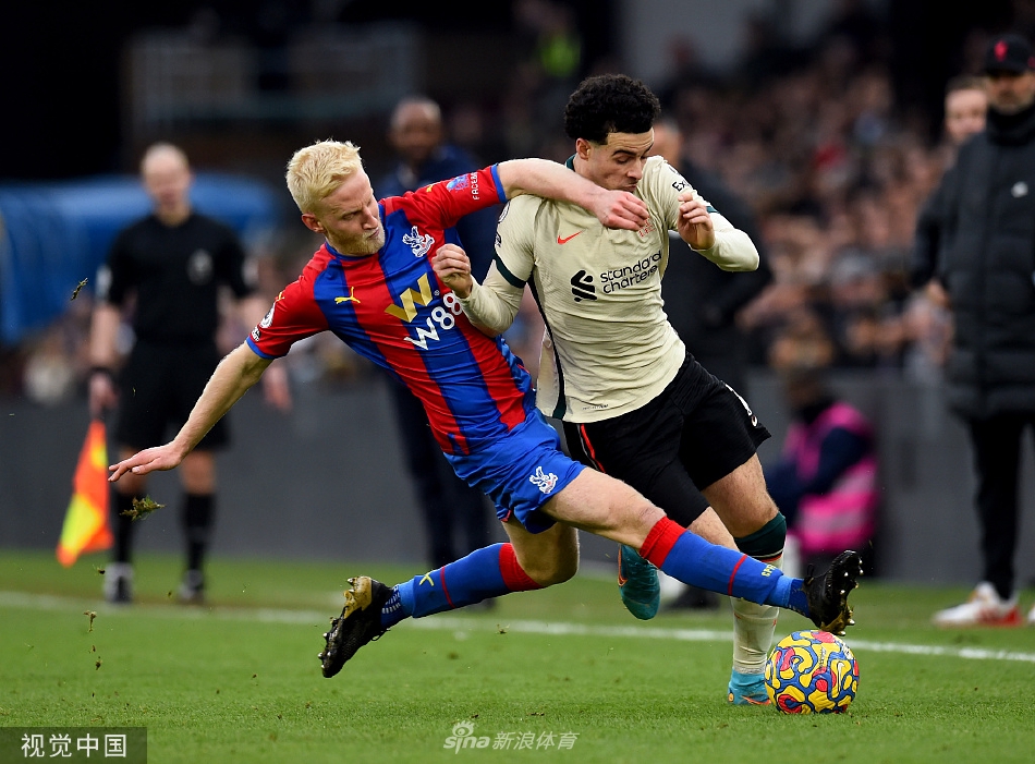 克洛普在场边握拳激情指挥，标志性的庆祝动作展现出他对球队表现的满意