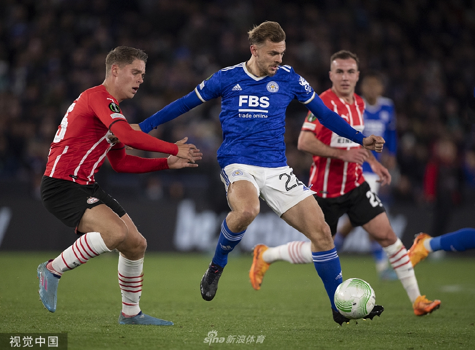 埃因霍温球迷看台汇聚成一片热烈的红色海洋，远征客场的他们整齐划一地挥舞围巾，为球队呐喊助威