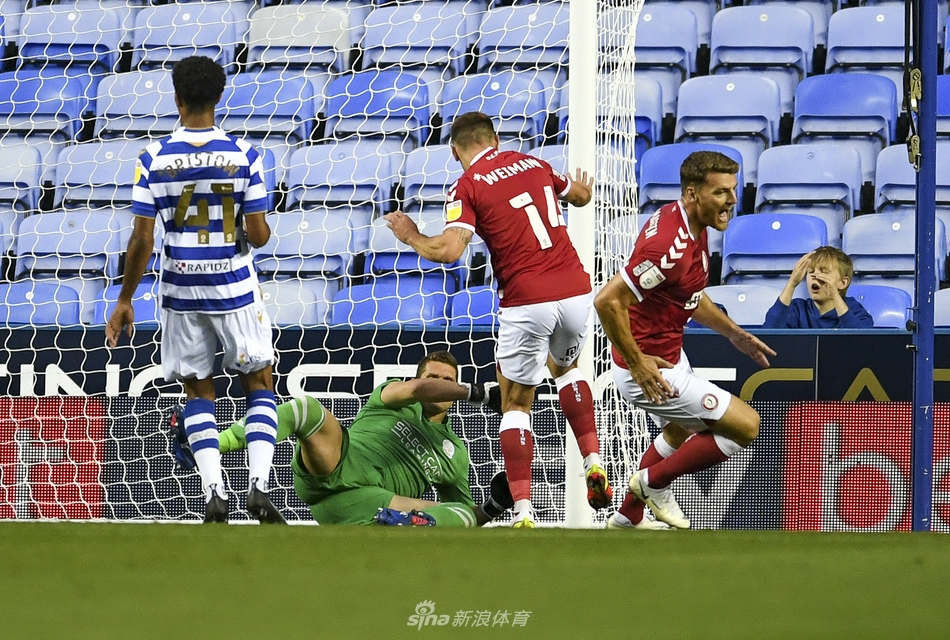 比赛结束后，布里斯托尔城球员们难掩胜利的喜悦，他们手牵手走向客场球迷看台，向不远千里来支持他们的球迷们致谢，共同庆祝这场来之不易的胜利