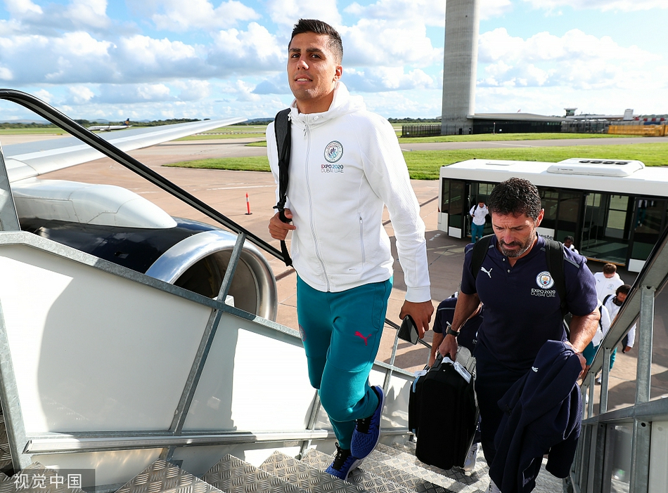 曼城工作人员忙碌地搬运着印有队徽的装备箱，这些箱子里装满了球衣、训练器材，也装满了征服王子公园球场的希望。