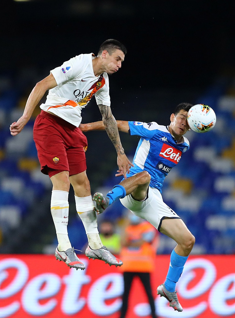 罗马门将帕乌-洛佩斯在门前严阵以待，他双手低垂，身体微微前倾，双眼死死盯住前方来球，背后的球门在空荡荡的看台映衬下显得格外空旷而巨大。