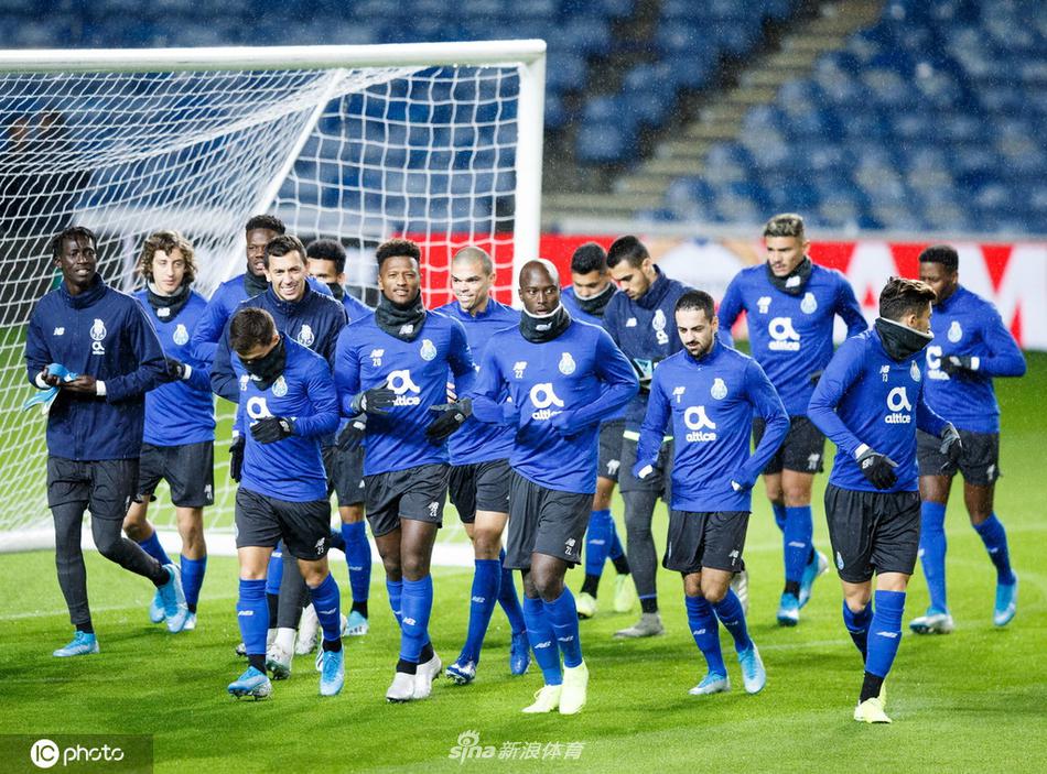 波尔图中场核心在格拉斯哥的寒雾中慢跑，呼出的白气转瞬即逝，他紧锁的眉头似乎在思考如何穿透流浪者队构筑的钢铁防线。