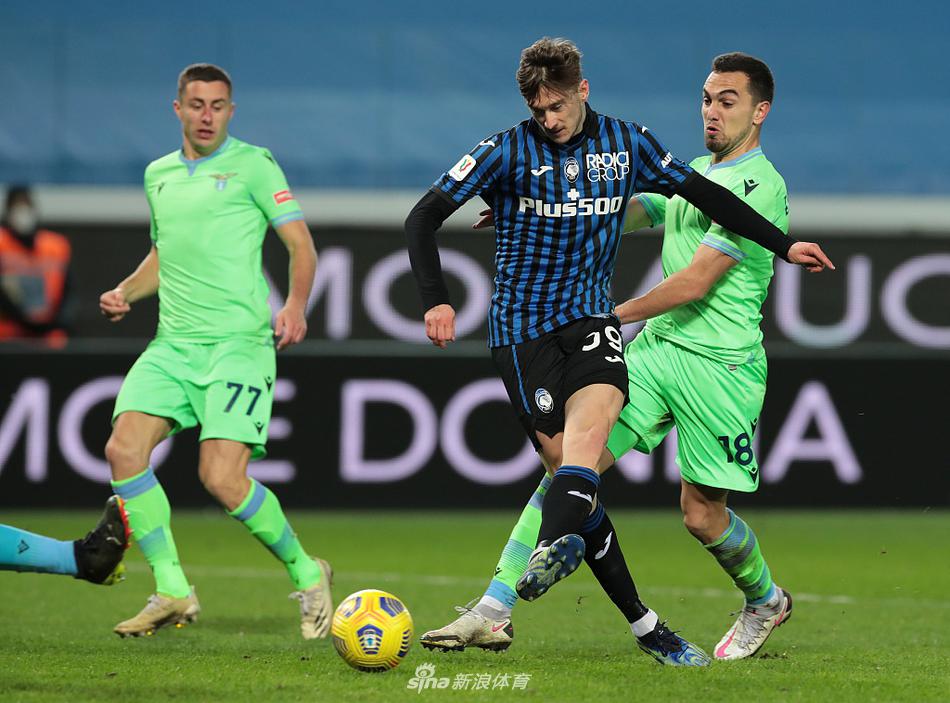 穆里尔在边路接到长传，面对防守球员上演灵巧的华尔兹舞步，轻松晃开角度后倒三角回传，乌克兰中场马利诺夫斯基拍马赶到，迎球推射，皮如出膛炮弹般直窜网窝，将上半场比分定格在令人窒息的2-2。