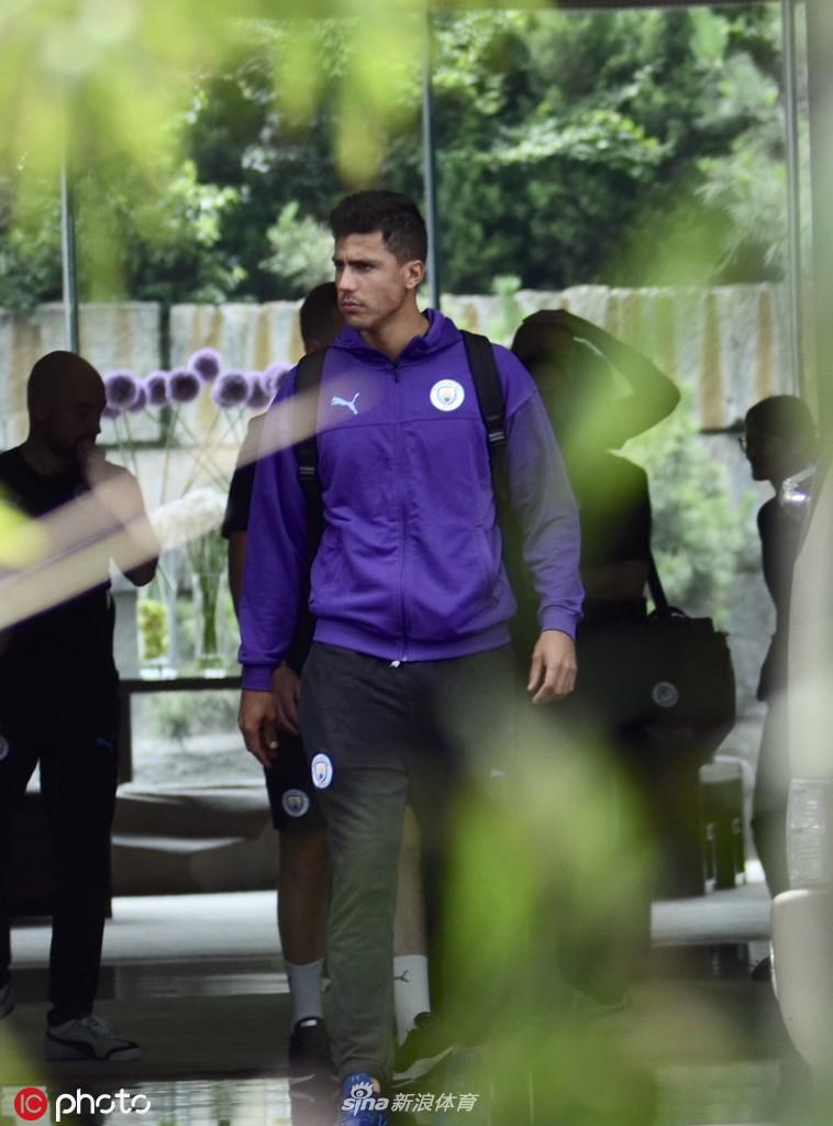 场边的瓜迪奥拉激动指挥，汗水浸透衬衫，手势如挥毫泼墨，为雨中的南京献上一幅名为‘攻势足球’的画卷。