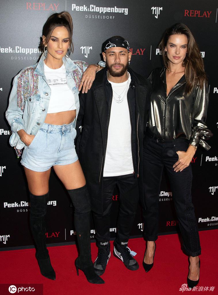 红毯上的伊莎贝尔·歌勒侧身回眸，紧身礼服勾勒出完美的腰臀比，长发披肩，耳畔的精致耳坠更添几分风情万种。