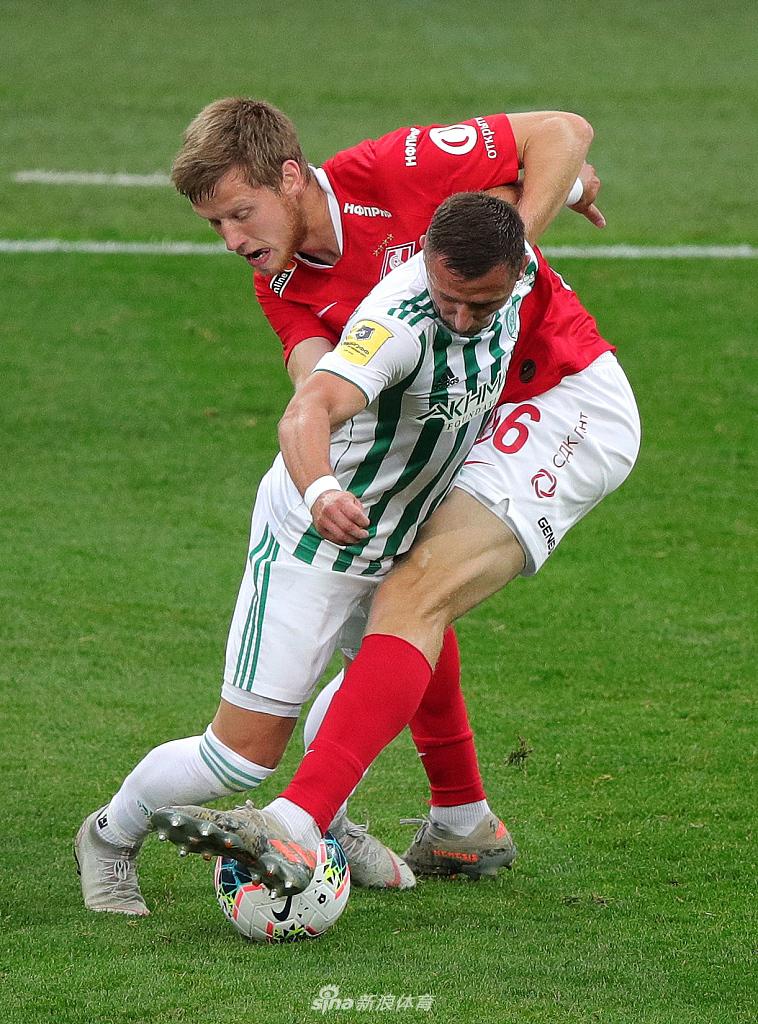 比赛结束后，空旷的奥特克里蒂耶竞技场内，只有少数工作人员，场上散落着比赛用球和球员的装备，见证了刚刚结束的激烈对决。