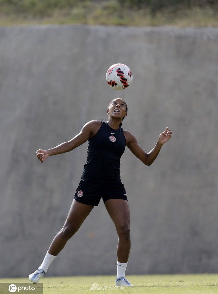 球队核心球员在训练中冷静观察场上局势，指挥队友跑位，展现出了领袖的从容与掌控力。