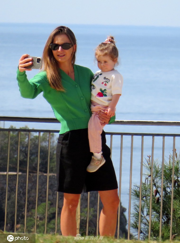 阳光下，安娜的侧脸轮廓清晰，笑容温暖而明媚，展现出一种宁静满足的美好状态。