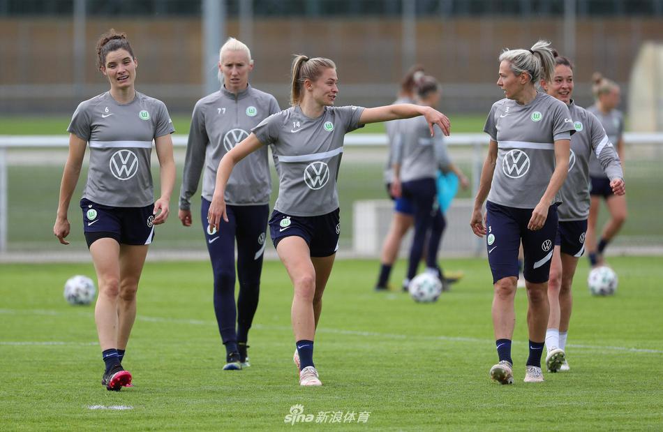 门将英格·舒尔特在训练中目光如炬，她侧身飞扑，指尖几乎触碰到飞速而来的皮球，身后的球门在夕阳下投下长长的影子，仿佛在守护着球队的最后一道防线。