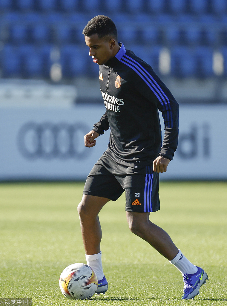 战术演练：主教练安切洛蒂在场边密切关注着分组对抗的进展，他的表情严肃而专注。在他的指挥下，球队正为即将到来的客场挑战进行着最后细致的战术打磨。