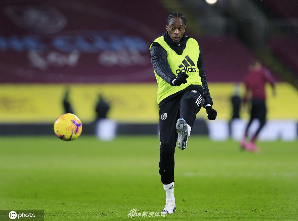 伯恩利球员阿什利·巴恩斯高高跃起与富勒姆后卫争顶头球，肌肉的碰撞和专注的眼神成为这场保级肉搏战的缩影