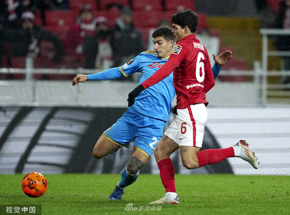 埃尔马斯腾空而起，用一记势大力沉的头槌攻破了斯巴达克的大门，他的身体在空中划出一道充满力与美的弧线，仿佛要将整场比赛的悬念重新拉回天平之上。