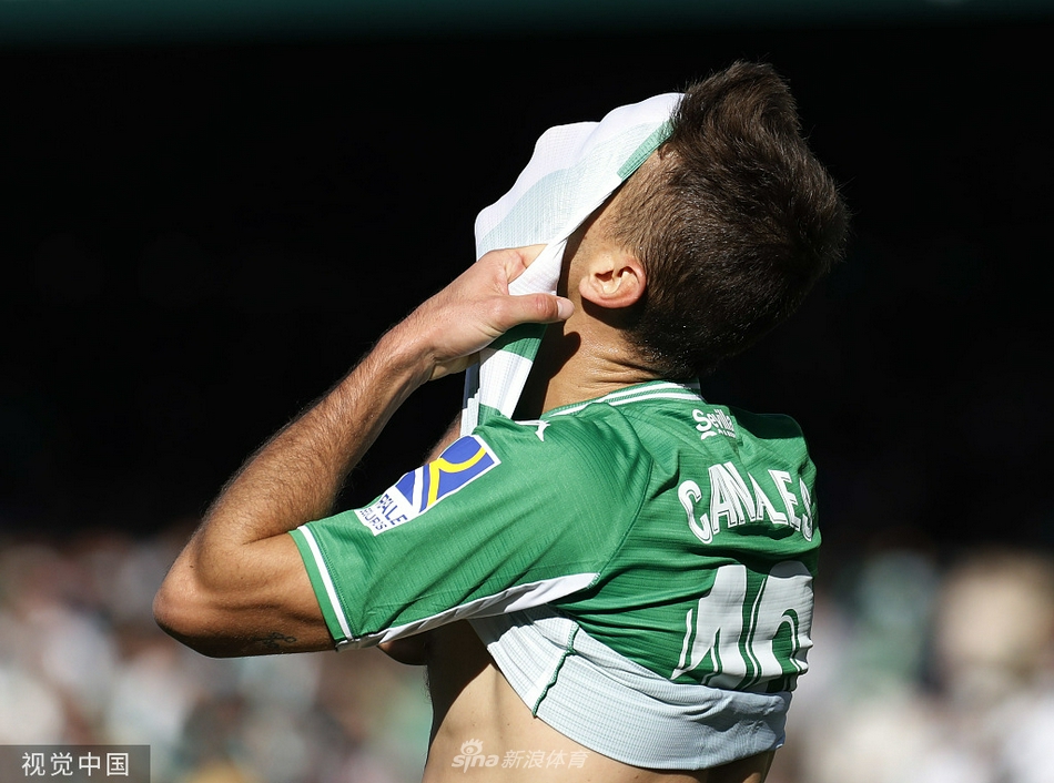 胡安米在禁区内机敏抢点，完成个人第二粒进球，他滑跪庆祝，身后是同样激动不已的队友和沸腾的绿色海洋。