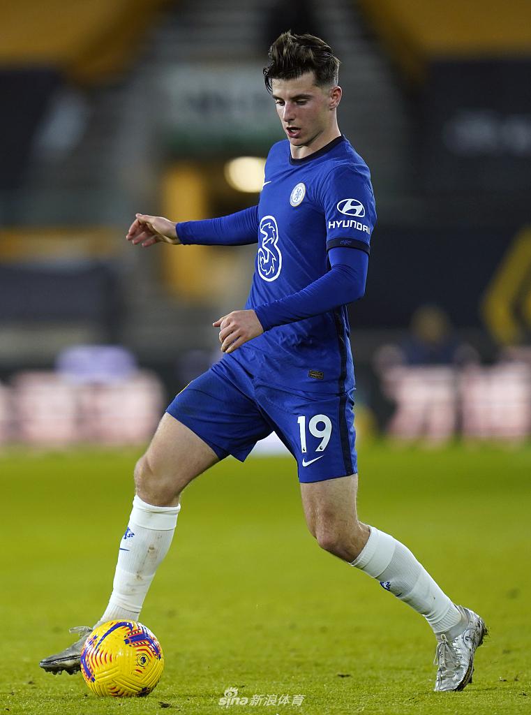 狼队后卫康纳·考迪在门前飞身堵抢眼，用身体硬生生地挡出了切尔西球员势在必进的射门，他紧咬牙关，展现出了钢铁般的防守意志。