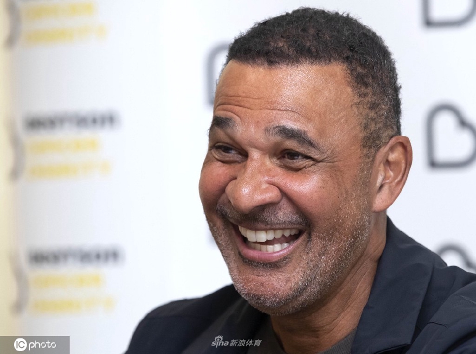 古利特手持酒杯，正与晚宴上的嘉宾愉快交谈，尽显其作为国际巨星优雅的社交风采。