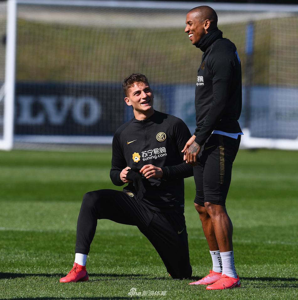 劳塔罗在训练中紧锁眉头，完成了一次势大力沉的凌空抽射，皮球如出膛炮弹般直挂球门死角，他身后的卢卡库则高举双臂，仿佛在提前庆祝这粒精彩的进球。